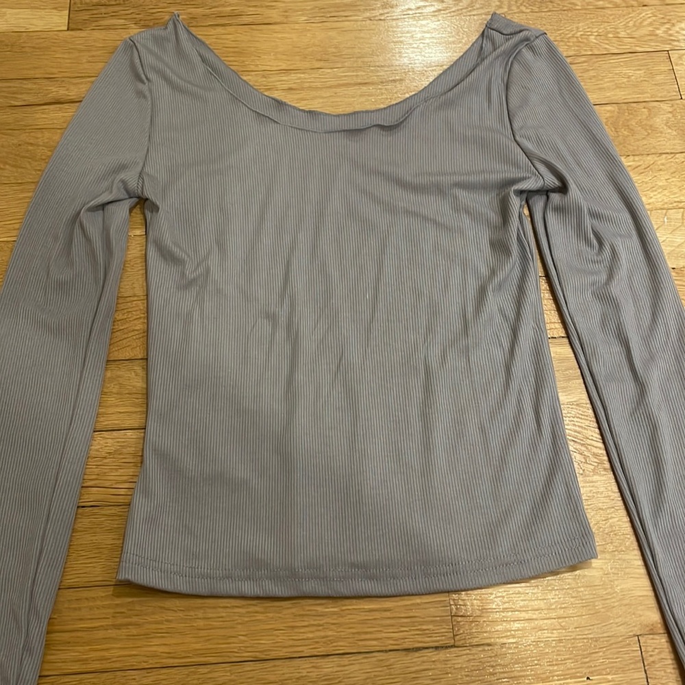 grey long sleeve shirt